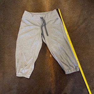 Women’s Northface Capri Warm Up Pants. Size Medium.